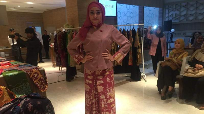 Busana muslim etnik.