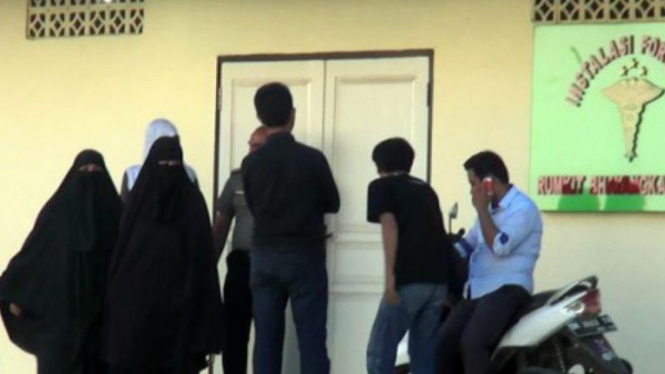 Ilustrasi/Keluarga terduga teroris jaringan Santoso saat hendak menyaksikan jenazah terduga teroris yang tewas usai baku tembak dengan kepolisian beberapa waktu lalu.