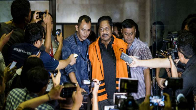 Anggota DPR dari Fraksi Golkar, Budi Supriyanto (tengah), memakai rompi tahanan KPK seusai menjalani pemeriksaan di Gedung KPK, Jakarta, Selasa (15/3).