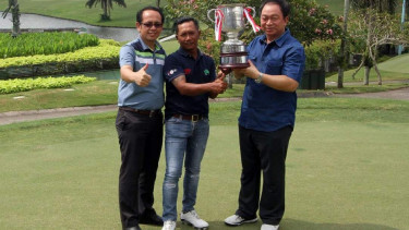 Rudolf Simarmata bersama Edwin Abeng dan Jayadi.