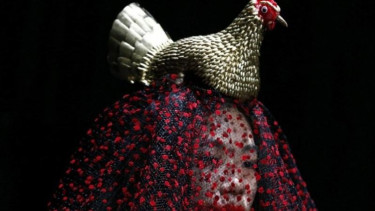 Model memeragakan koleksi Yoshikazu Yamagata di Tokyo Fashion Week