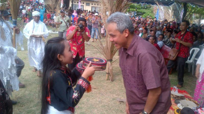 Gubernur Jateng Ganjar Pranowo saat didapuk jadi putra Ndolalak.