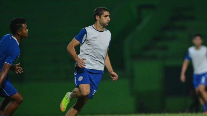 Srdan Lopicic berlatih di Stadion Gajayana, Kamis 17 Maret 2016.