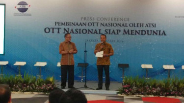 Ketua Umum ATSI Alexander Rusli dan Ketua Panitia Seleksi OTT Nasional Ongki Kurniawan saat mengumumkan ketiga aplikasi lokal yang didukung seluruh operator telekomunikasi RI