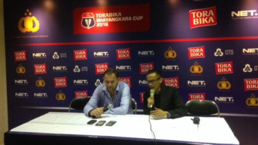Pelatih Persib Bandung, Dejan Antonic (kiri).