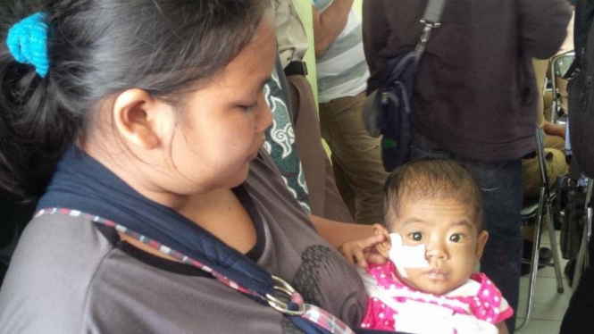 Asyifa Naqia Rahmani, balita anak pasangan Purwadi dan Lusy Andira, warga Lampung Selatan, yang menderita penyakit langka, memohon bantuan pemerintah dan para dermawan.
