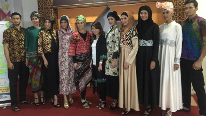 Koleksi busana muslim Itang Yunasz