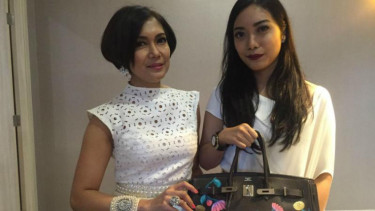 Dua model menunjukan tas Hermes Birkin 35 yang akan dilelang
