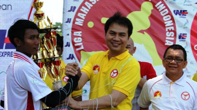 Ketua Bidang Pemenangan Pemilu Sumatera III DPP Golkar, Aziz Syamsudin (tengah).
