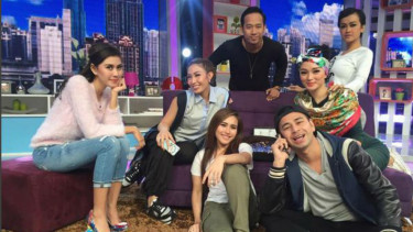 Zaskia Gotik dan pendukung acara Dahsyat