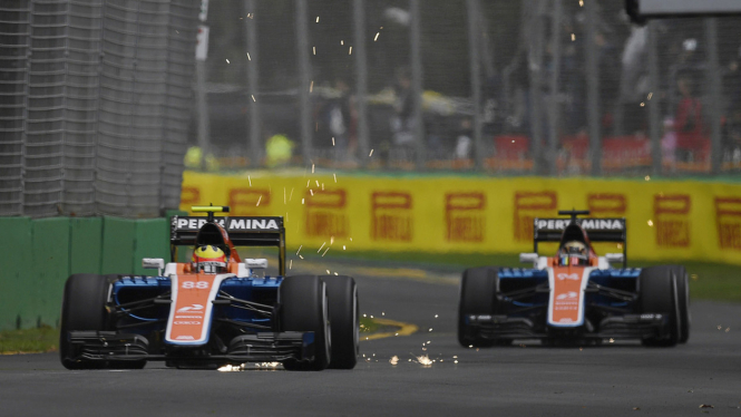  Dua mobil F1 Manor Racing, Rio Haryanto dan Pascal Wehrlein.