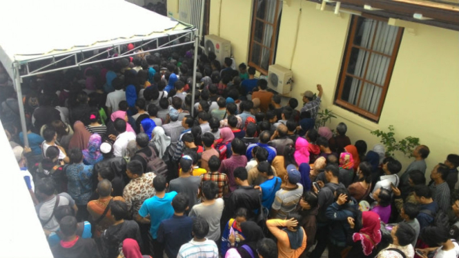 Antrean sidang pelanggaran lalu lintas di Pengadilan Negeri Surabaya, Jumat, 18 Maret 2016.