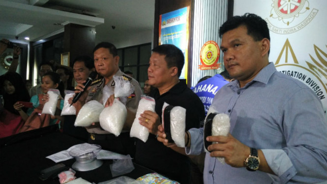 Polisi tunjukan barang bukti sabu.