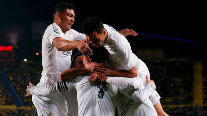 Para pemain Real Madrid merayakan gol.