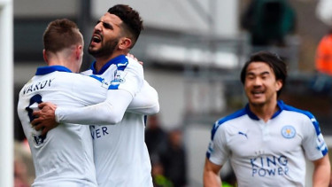 Pemain Leicester City, Riyad Mahrez (tengah) merayakan gol ke gawang Crystal Palace