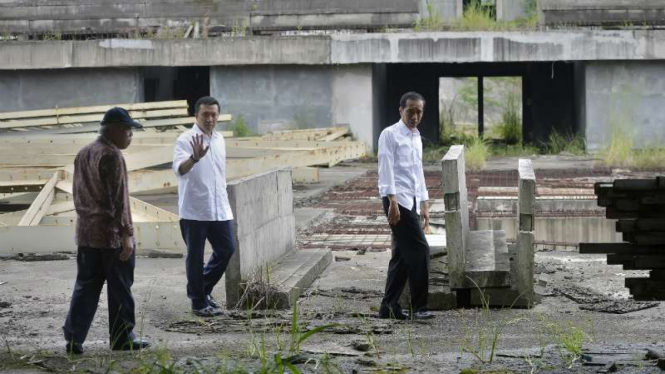 Presiden Joko Widodo (kanan) didampingi Menpora Imam Nahrawi (tengah), Menteri PU dan Perumahan Rakyat Basuki Hadimuljono (kiri) meninjau lokasi Proyek Wisma Atlet di Bukit Hambalang