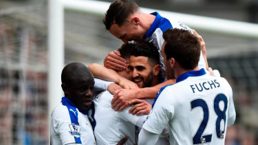 Para pemain Leicester City merayakan gol Riyad Mahrez (tengah)
