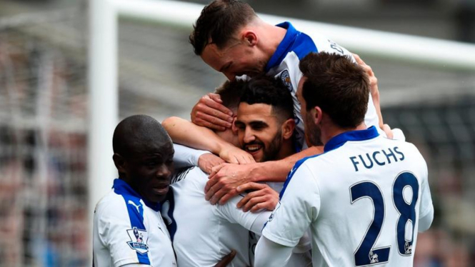 Para pemain Leicester City merayakan gol Riyad Mahrez (tengah)