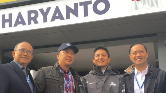 Rio Haryanto dengan Menteri Pemuda dan Olahraga, Imam Nahrawi, Menteri Perdagangan, Thomas Lembong, dan Dubes Indonesia untuk Australia, Nadjib Riphat Kesoema.