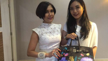 Yulie Nasution Grillon dan Dara Setyohadi dengan hasil karya mereka.