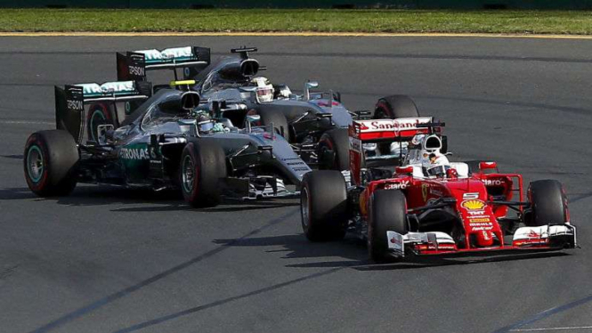 Pembalap Ferrari Sebastian Vettel melewati dua pembalap Mercedes.