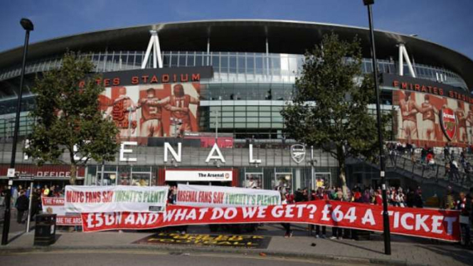 Aksi protes fans Arsenal di Emirates Stadium