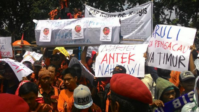 Massa pendukung La Nyalla saat unjuk rasa beberapa waktu lampau.