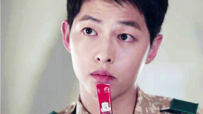 Song Joong Ki sedang menikmati minuman tonik ginseng merah Korea