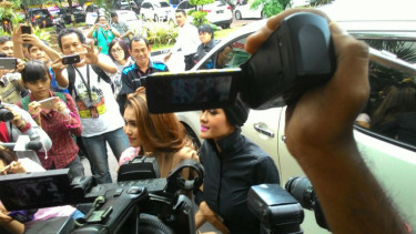 Ayu Ting Ting dan Julia Perez