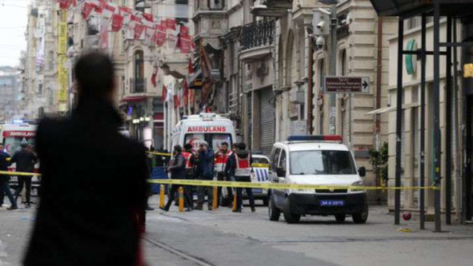 Pihak keamanan Turki berjaga-jaga saat terjadi bom di Istanbul.