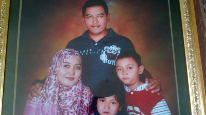 Dokumentasi keluarga Pilot Agung Kurniawan bersama istri dan anak. Pilot AGung Kurniawan menjadi korban jatuhnya helikopter terjatuh di Poso Sulawesi Tengah, Minggu (20/3/2016)