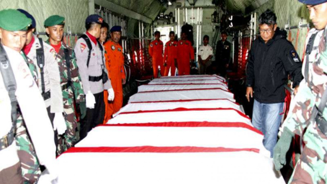 13 jenazah korban jatuhya Helikopter TNI AD di Poso diberangkatkan ke Jakarta.