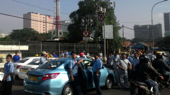 Ribuan sopir taksi serentak berunjuk rasa di Jakarta pada Selasa, 22 Maret 2016.