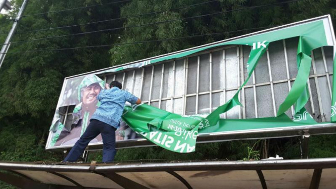 Sopir taksi Blue Bird rusak iklan Grab Bike di Senayan