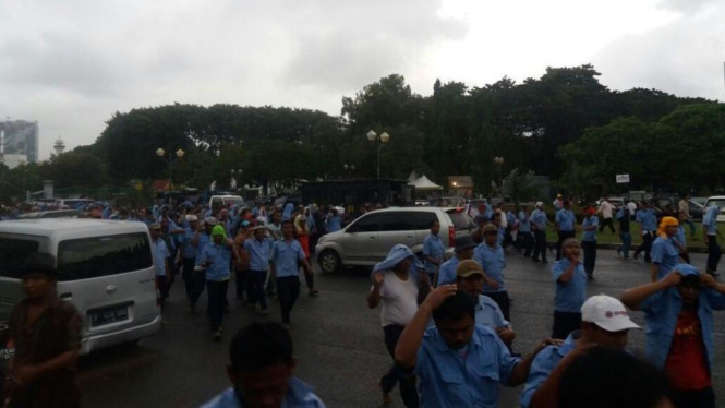 Demonstran tolak Uber membubarkan diri dari Silang Monas, Jakarta (22/3/2016)