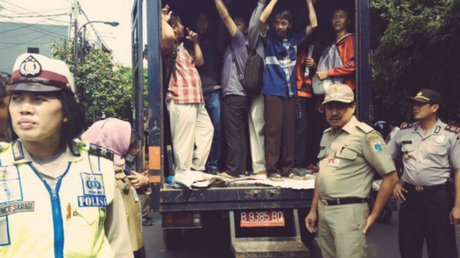 Penumpang yang terlantar di Stasiun Tebet