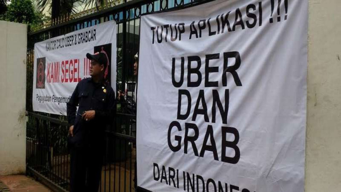 Kantor Kementerian Kominfo disegel pendemo menuntut ditutupnya transportasi berbasis aplikasi online.