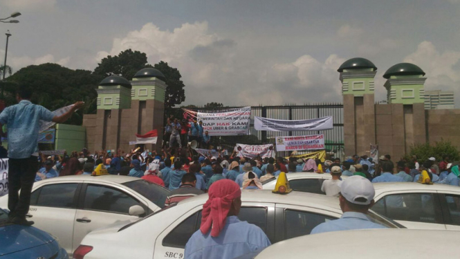 Demo sopir taxi di depan gedung DPR/MPR