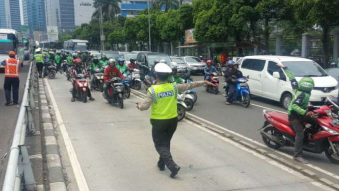 Pengemudi Gojek vs Sopir Taksi