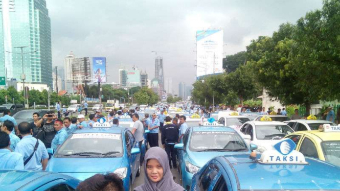 Demo sopir taksi, Selasa (22/3/2016).