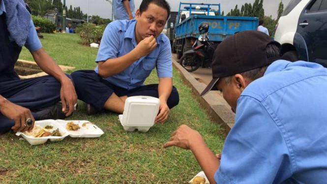 Demonstran taksi makan siang di silang Monas, Jakarta (22/3/2016)