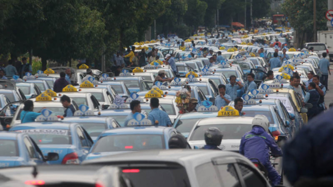 Aksi demonstrasi sopir taksi di Jakarta