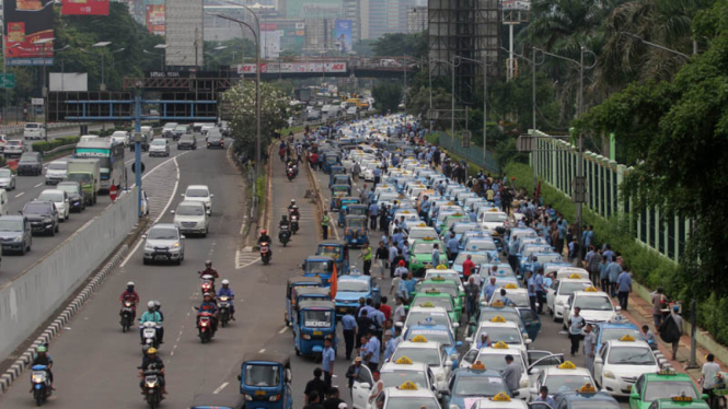 Aksi demonstrasi sopir taksi di Jakarta