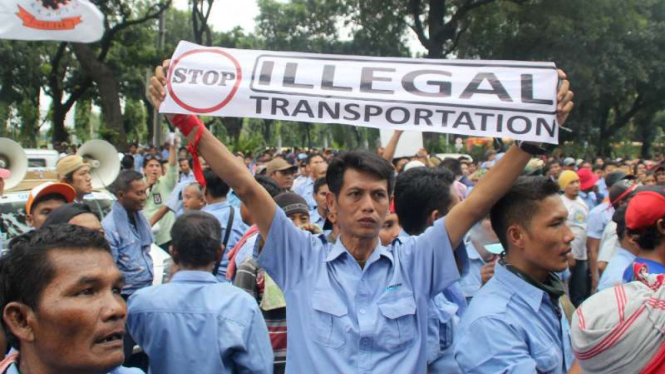 Ilustrasi aksi protes terhadap keberadaan layanan transportasi online.