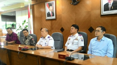  Dirjen Perhubungan Darat Kemenhub, Sugihardjo (tengah) menggelar konferensi pers soal Uber dan Grab