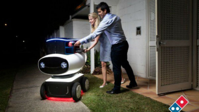 Domino's pizza menggunakan robot untuk delivery.