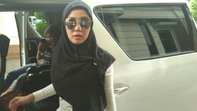 Bella Shofie berhijab di sidang perdana cerainya