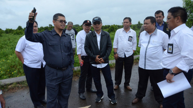 Wakil Ketua Komisi V Yudi Widiana Adia (berbaju dan celana gelap) saat melakukan pemantauan proyek beberapa waktu lalu
