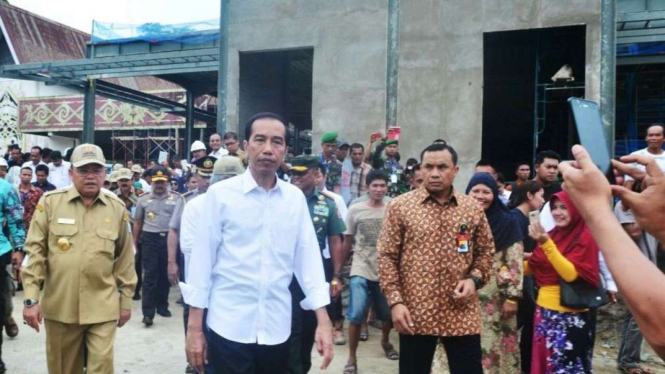 Jokowo tinjau Pos Lintas Batas Negara (PLBN) Entikong, Kalbar (23/3/2016) (Biro Pers Istana)