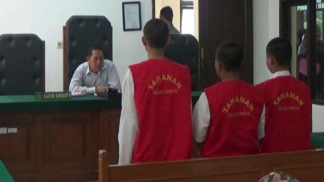 Tiga terdakwa pencabulan anak di bawah umur dalam sidang di Pengadilan Depok, Rabu, 23 Maret 2016.
